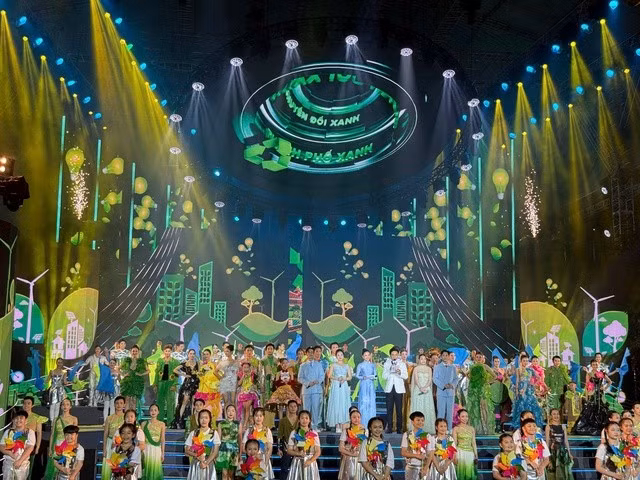 庆祝西贡-堤岸-嘉定-胡志明市成立327周年暨西贡-嘉定正式命名为胡志明市49周年的系列纪念活动开幕式。（图片来源：htv.com.vn）
