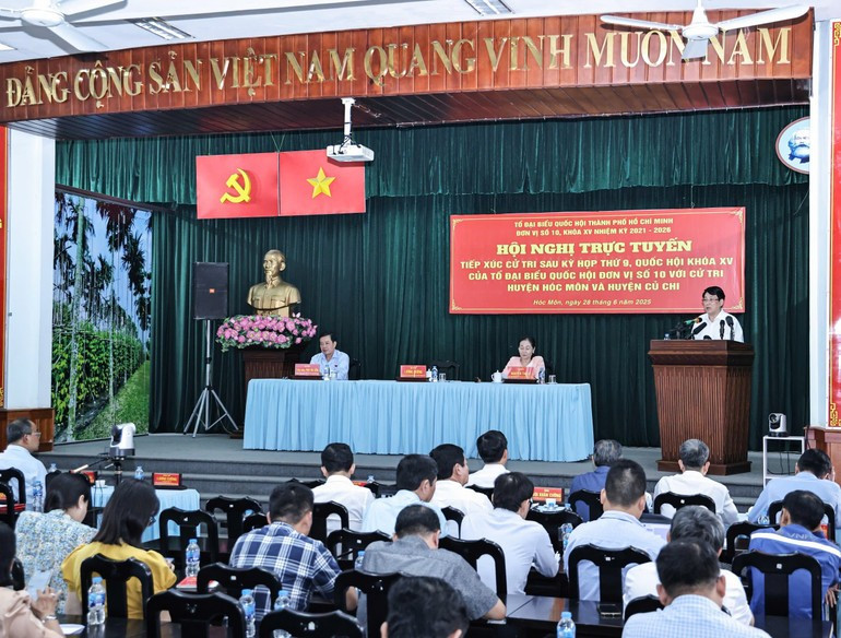 越南国家主席梁强同古芝和旭门两县选民进行接触交流。