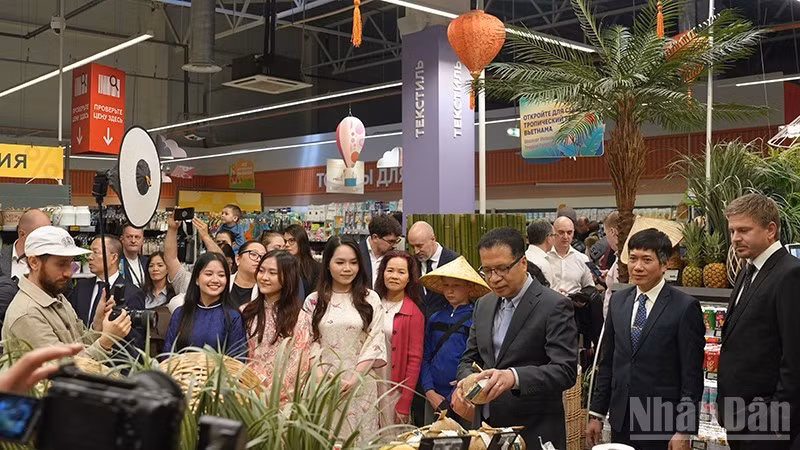 越南驻俄大使邓明魁参观”越南角落“。