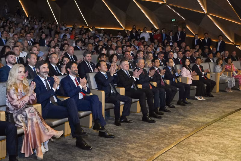 越共中央总书记、越南国家主席苏林与斯洛伐克总理罗贝尔特·菲佐，以及各位代表出席越斯友好音乐会。