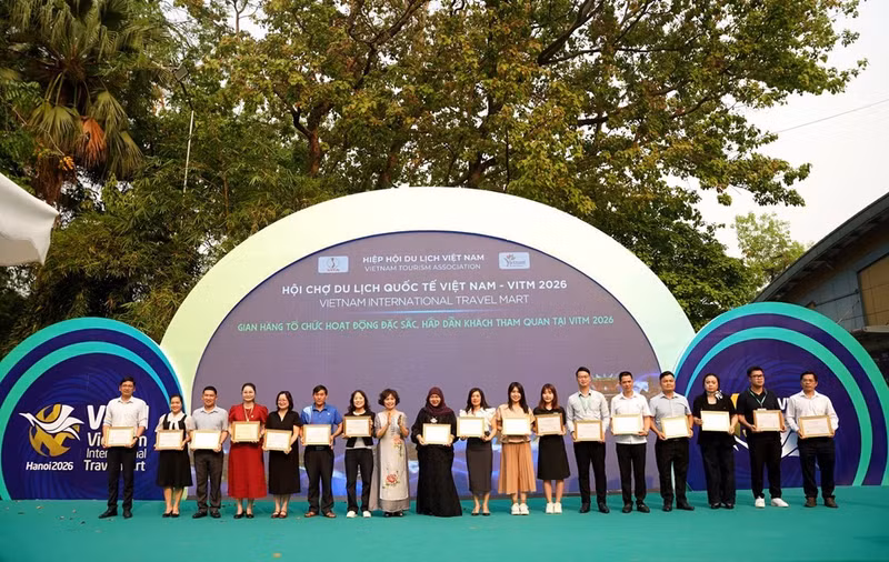 组委会向参展单位代表颁发纪念章和证书。（图片来源：baovanhoa.vn）