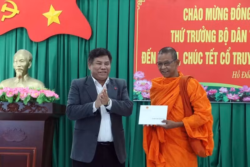 越南民族与宗教部副部长伊通向芹苴市高棉族神职人员赠送礼物。（图片来源：越通社）