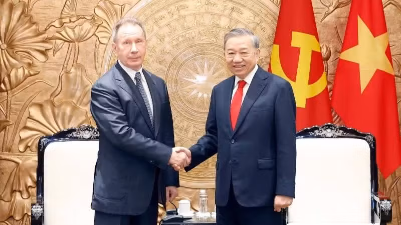 越共中央总书记、越南国家主席苏林会见俄罗斯联邦国家近卫军总司令维克多·佐洛托夫。