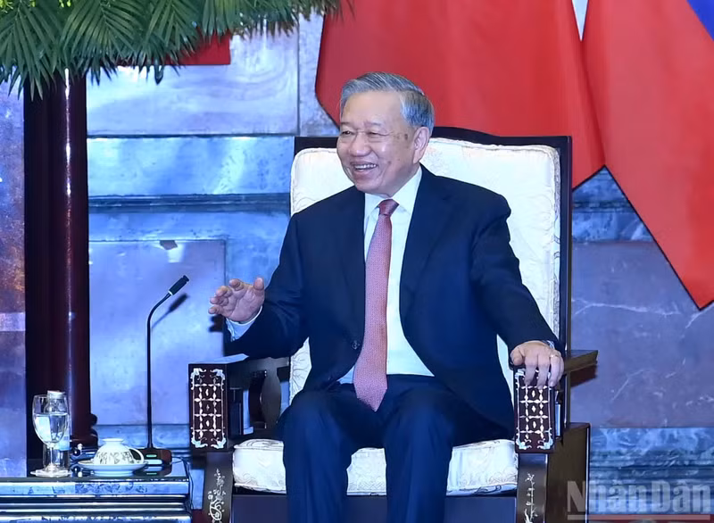 越共中央总书记、越南国家主席苏林发表讲话。