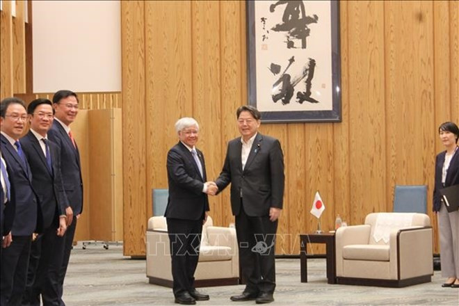 *越南祖国阵线中央委员会主席杜文战会见日本内阁官房长官林芳正。（图片来源：越通社）