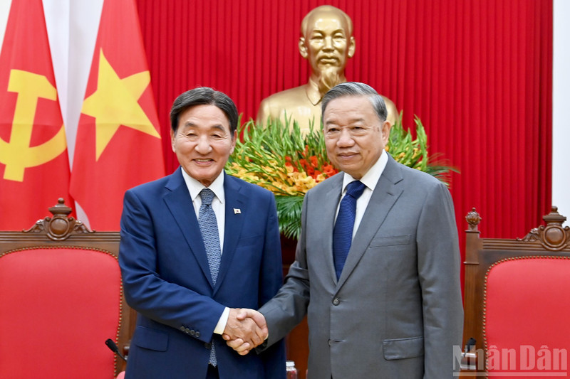 苏林总书记和韩国总统特使朴昌达。（登科 摄）