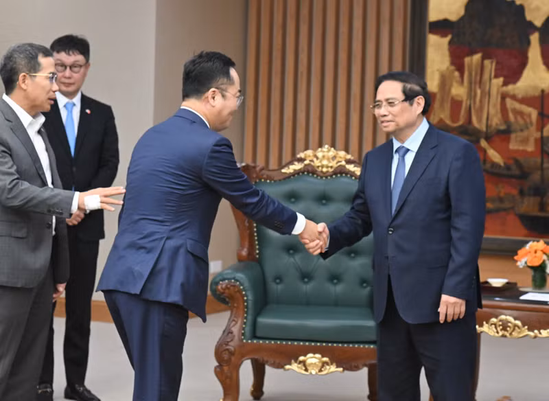 越南政府总理范明正欢迎韩国Dunamu集团副总裁金亨年和韩亚金融集团副总裁李恩雄一行。