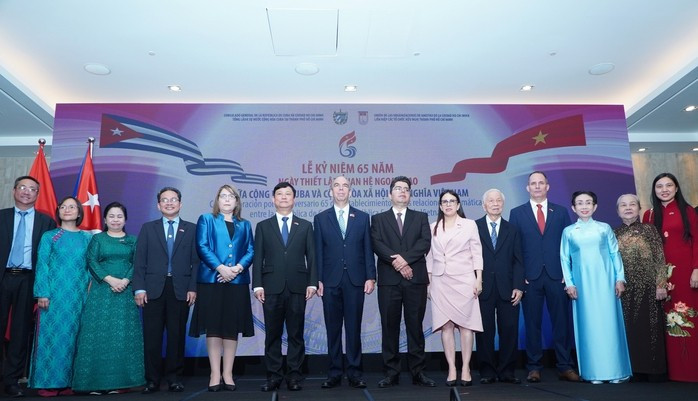 双方代表合影。（图片来源：nld.com.vn）