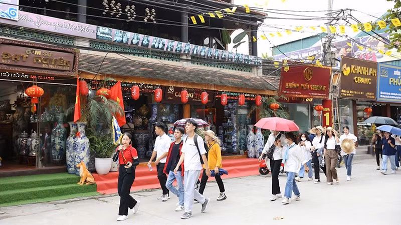 游客参观钵场陶瓷村。