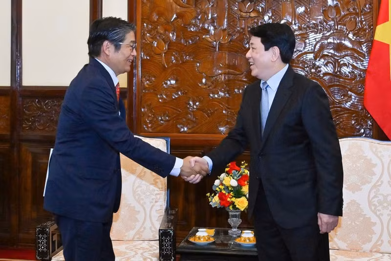 越南国家主席梁强会见日本驻越南大使伊藤直树。