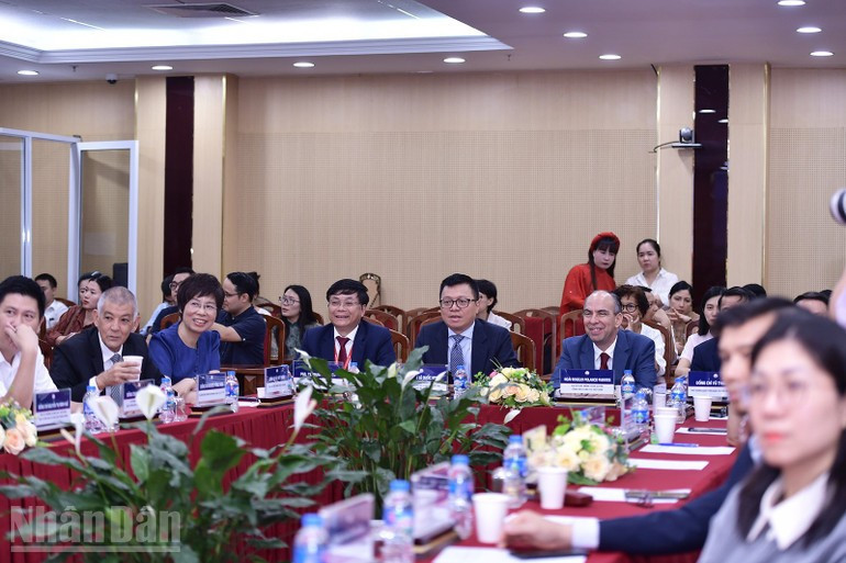 与会代表。