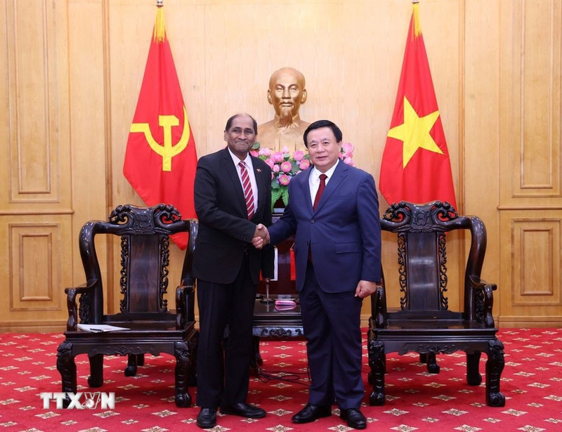 越共中央政治局委员、胡志明国家政治学院院长、中央理论委员会主任阮春胜会见新加坡驻越南大使贾雅·拉特南。（图片来源：越通社）