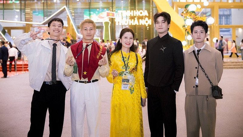 电影《红雨》的演员在2025年秋季博览会与观众互动。