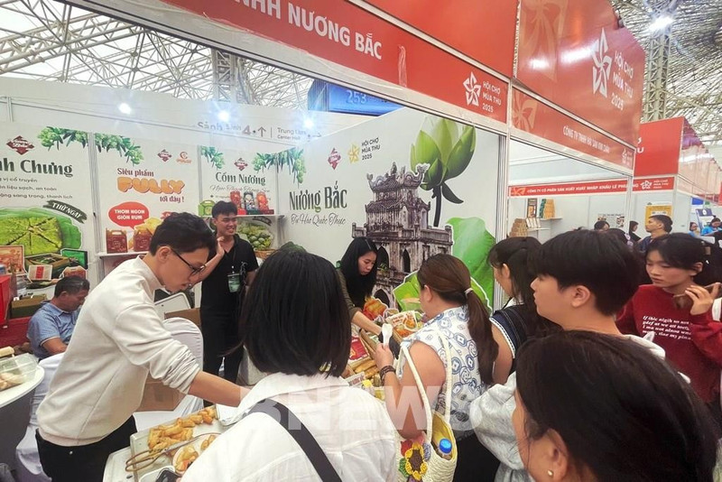 第一届河内秋季博览会吸引众多游客前来参观、购物。（图片来源：bnews.vn）