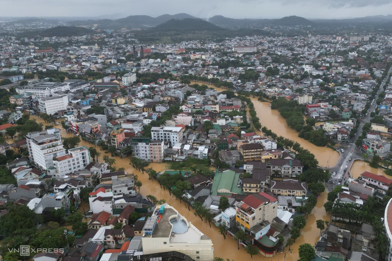 顺化市多条街道水深超过一米。（图片来源：vnexpress.net）