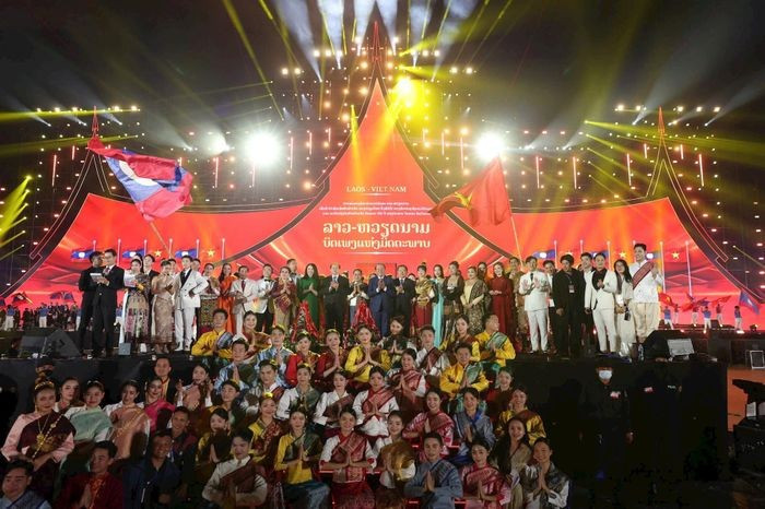 各位代表和参加演出的艺人合影。（图片来源：baomoi.com）