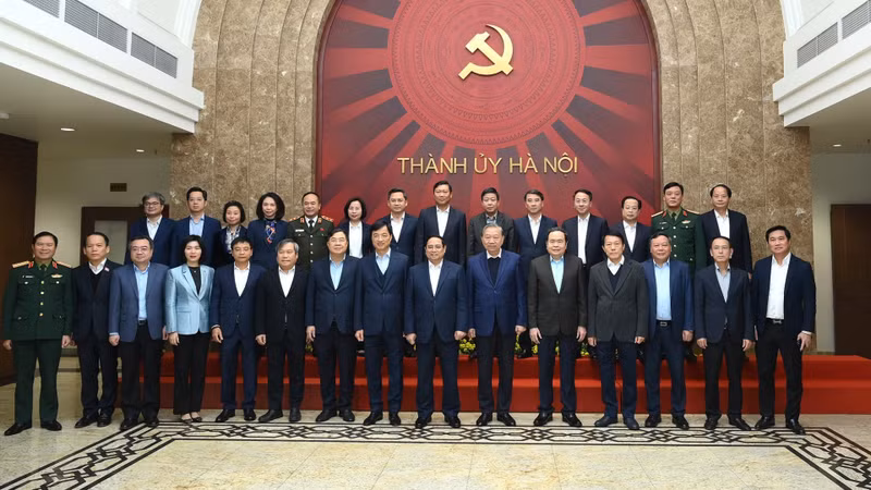 苏林总书记和党、国家领导，以及各位代表合影。