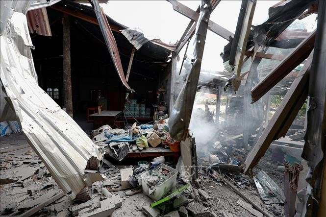 2025年12月11日，泰国素林府的一栋房屋在泰国和柬埔寨的边境冲突中被毁。（图片来源：越通社）