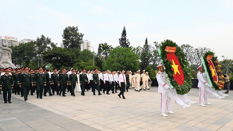 胡志明市领导代表团在胡志明市无名丘烈士陵园向英雄烈士敬献花圈。