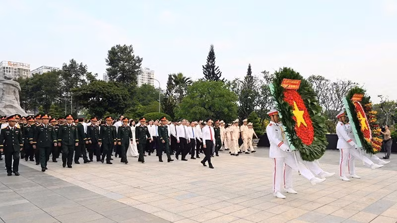胡志明市领导代表团在胡志明市无名丘烈士陵园向英雄烈士敬献花圈。