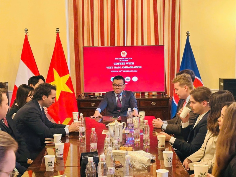 越南驻奥地利大使武黎泰黄与维也纳外交学院国际研究生及教师进行交流。（图片来源：越通社）