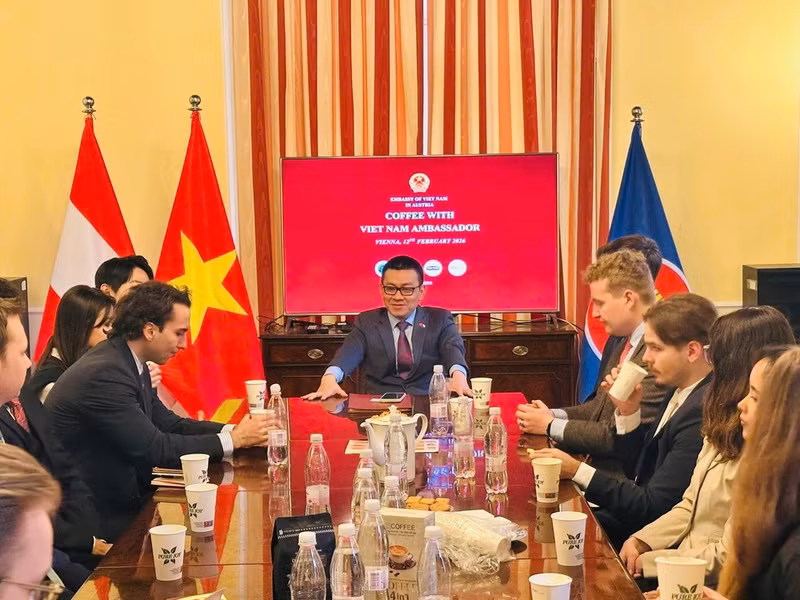 越南驻奥地利大使武黎泰黄与维也纳外交学院国际研究生及教师进行交流。（图片来源：越通社）