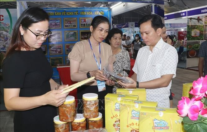 附图：人们了解OCOP产品。