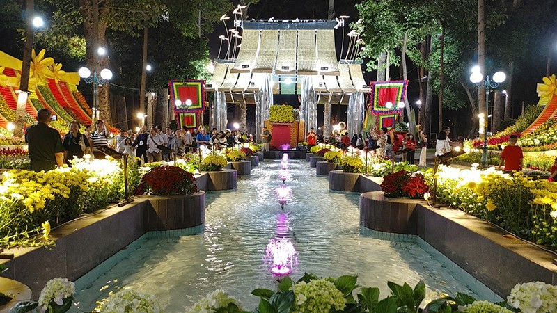 题为“春之汇聚—稳步奋进”的胡志明市第46届迎春花展2月12日晚正式开展。