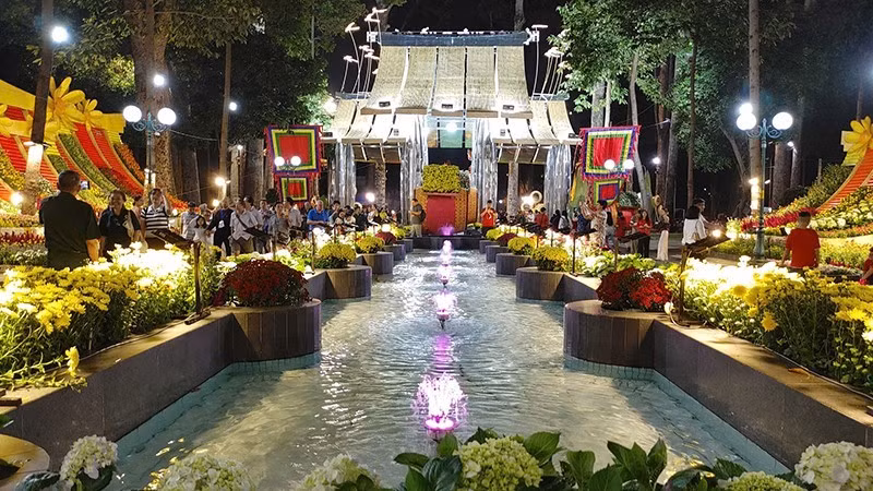 题为“春之汇聚—稳步奋进”的胡志明市第46届迎春花展2月12日晚正式开展。