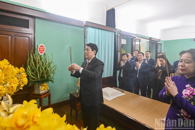 越南国家主席梁强和各位代表敬香缅怀胡志明主席。