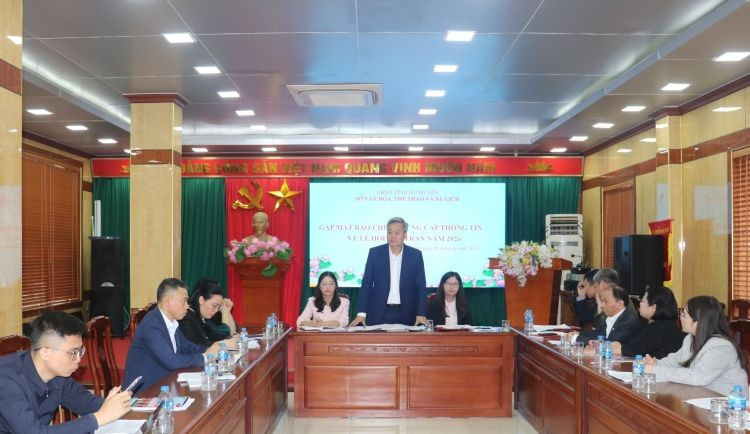 兴安省文化体育与旅游厅举行记者会，介绍2026年陈祠庙会相关信息。（他图片来源：baotintuc.vn）