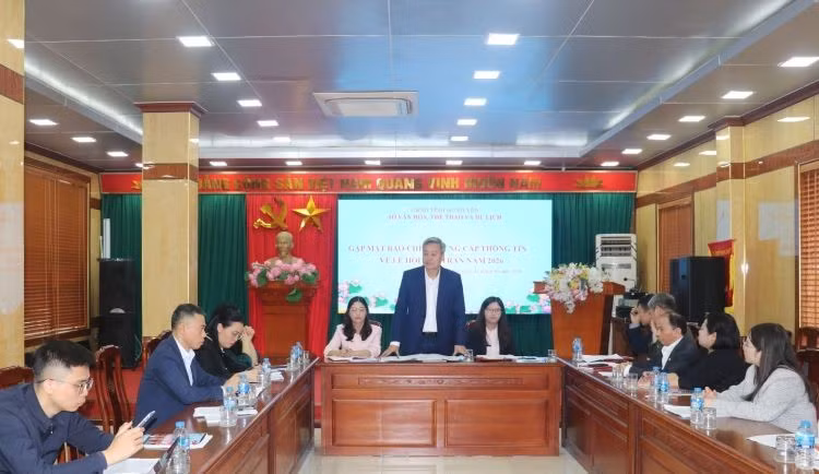 兴安省文化体育与旅游厅举行记者会，介绍2026年陈祠庙会相关信息。（他图片来源：baotintuc.vn）