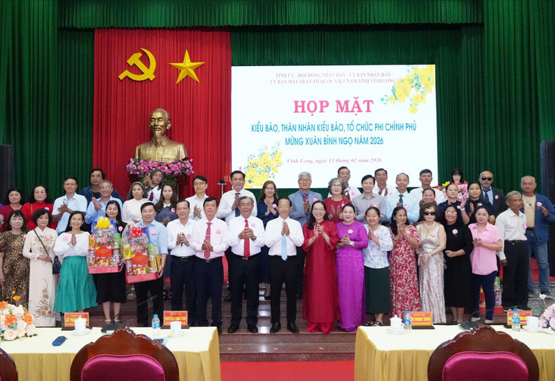 出席见面会的各位代表合影。（图片来源：越通社）