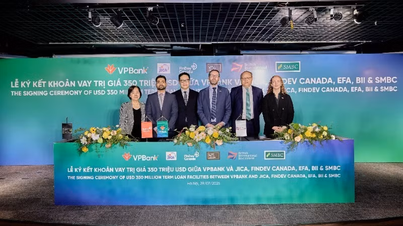 发展金融组织向越南VPBank提供用于推动绿色能源转型的价值5000万美元贷款签署仪式。