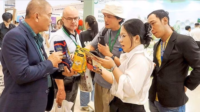 外国企业在胡志明市西贡展览会议中心举办的国际供应对接展览会上了解越南产品。（图片来源：baomoi.com）