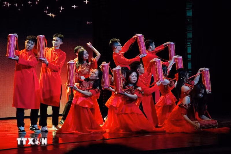 “越南：人与祖国”的越南文化日活动上的文艺节目。（图片来源：越通社）