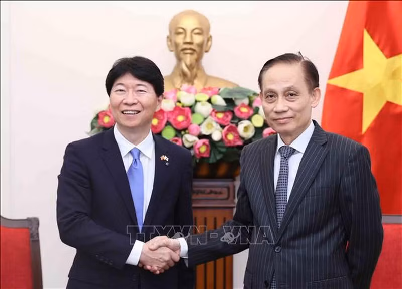 外交部长黎怀忠会见日本冈山县知事伊原木隆太。（图片来源：越通社）