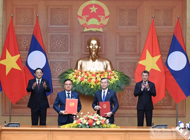 越南政府总理黎明兴与老挝总理宋赛·西潘敦共同见证越南财政部与老挝财政部2026-2030年阶段合作协议换文仪式。