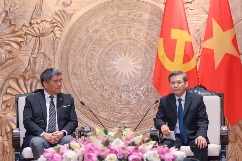 越共中央内政部长黎明智会见泰国民主党副领导伊斯拉·桑托兰武特。