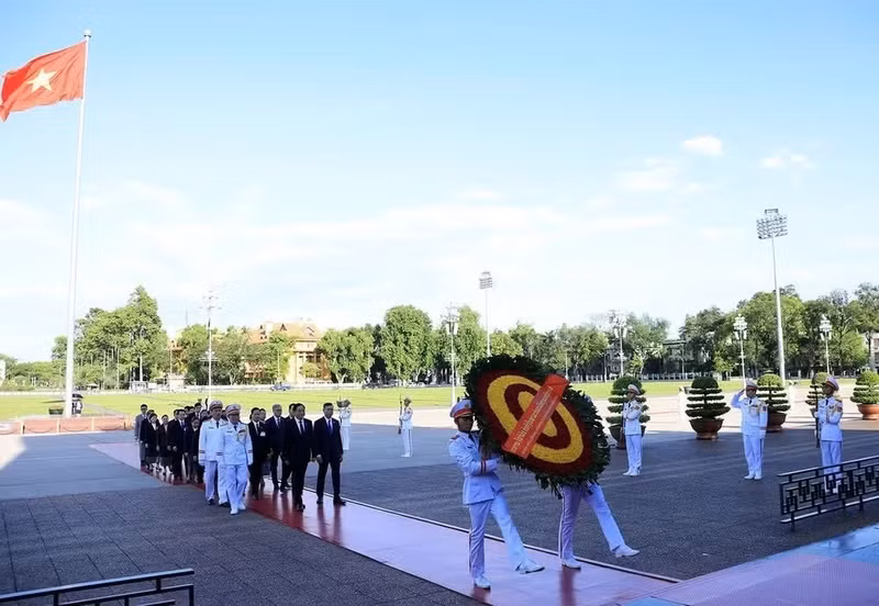 老挝总理宋赛·西潘敦前往英雄烈士纪念碑敬献花圈并入陵瞻仰胡志明主席遗容。