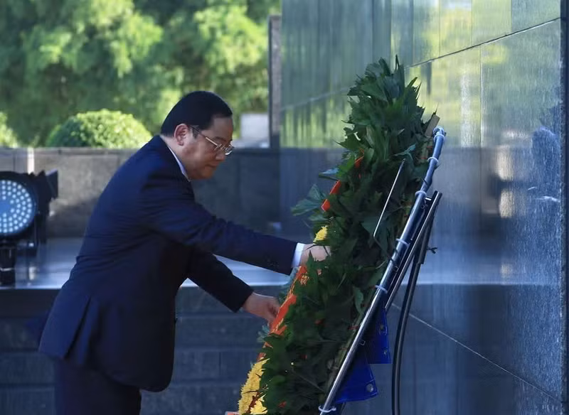 老挝总理宋赛·西潘敦前往英雄烈士纪念碑敬献花圈并入陵瞻仰胡志明主席遗容。