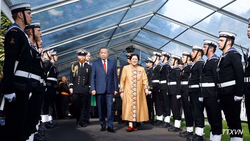 欢迎仪式按照接待对新西兰进行国事访问的外国元首最高礼遇隆重举行。（图片来源：越通社）