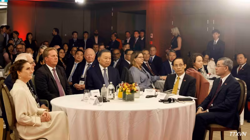 苏林总书记、国家主席和各位代表出席座谈会。（图片来源：越通社）