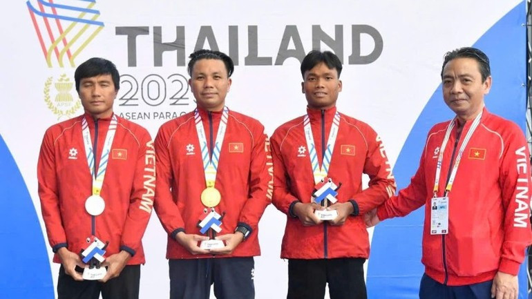 越南文化体育与旅游部领导向参赛的游泳队运动员表示祝贺。