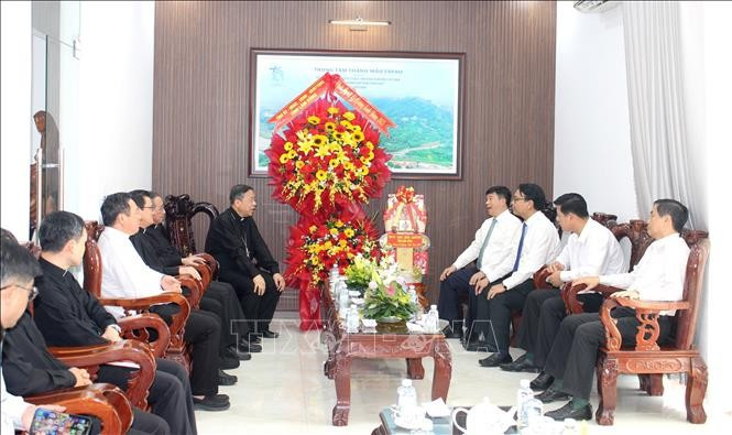 林同省工作代表团向藩切教区主教座堂和藩切教区主教、越南主教委员会秘书长杜孟雄致以节日祝福。（图片来源：越通社）
