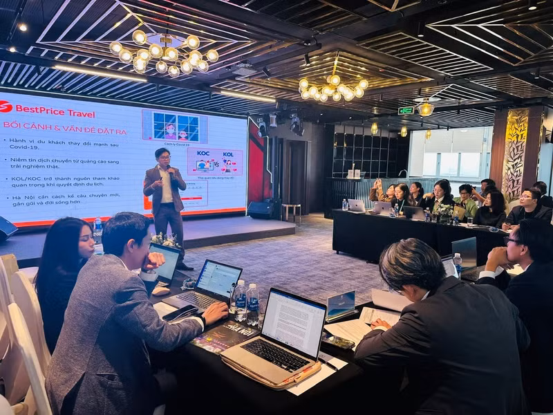 “实施吸引国际游客的解决方案”论坛场景。（图片来源：hanoimoi.vn）