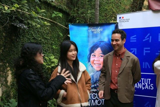 法国驻越南大使馆代表向学生们介绍电影节。