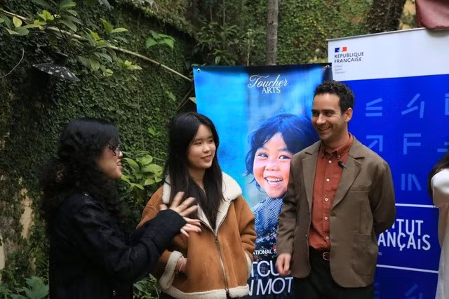 法国驻越南大使馆代表向学生们介绍电影节。