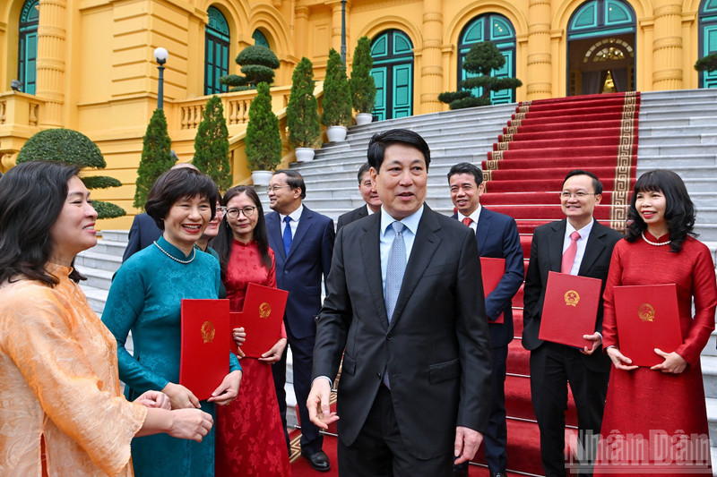 国家主席梁强和新任驻外大使。