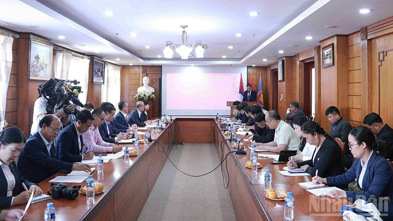 新闻发布会场景。